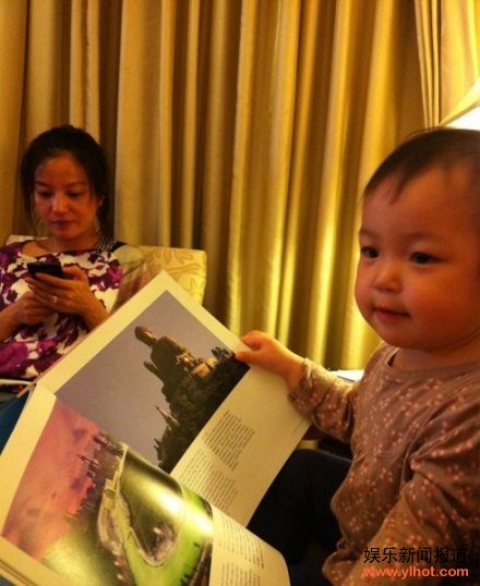 赵薇女儿在看书